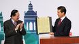 El presidente de México, Enrique&nbsp;Peña&nbsp;Nieto&nbsp;(d), y el presidente del diario mexicano El Universal, Juan Francisco Ealy Ortíz (i), participan en la inauguración de la LXXII Asamblea General de la Sociedad Interamericana de Prensa, en Ciudad