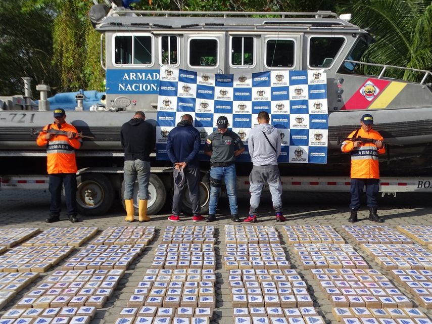 En la operación fueron incautados más de 12 kilos de base de cocaína, 27 gramos de cocaína, armas de fuego, municiones, dos barras de explosivos tipo pentolita