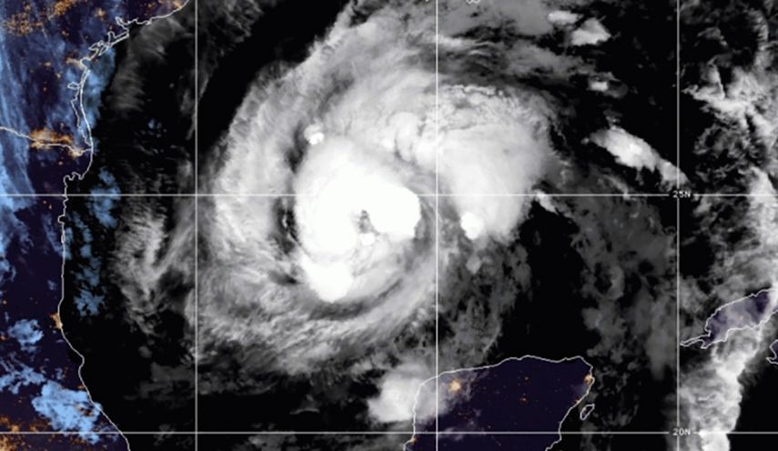 Imagen de satélite facilitada por la Oficina Nacional de Administración Oceánica y Atmosférica de Estados Unidos (NOAA por sus siglas en inglés) que muestra la tormenta tropical Zeta en el centro del Golfo de México, el miércoles 28 de octubre de 2020 a las 06:52 EDT.&nbsp;