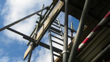 Vista de un andamio de construcción.