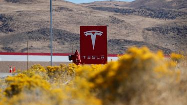 El logo de Tesla marca&nbsp; la entrada a la planta de baterías de Tesla en Sparks, Nevada. (AP Foto/John Locher)