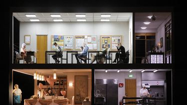 En esta imagen proporcionada por la Ópera de San Francisco, un ensayo de la ópera Innocence de Kaija Saariaho el 22 de mayo de 2024.