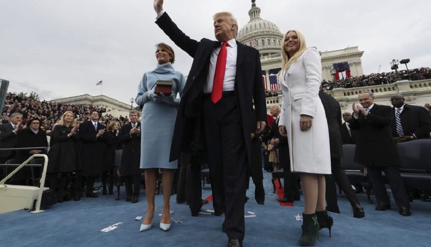 Donald Trump con parte de su familia, tras la jura como presidente de los EEUU.