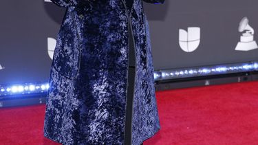 Bad Bunny llega de ojos cubiertos a la 20ma entrega de los Latin Grammy.&nbsp;