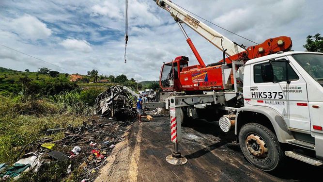 Fotografía difundida por el Departamento de Bomberos de Minas Gerais que muestra una grúa trabajando en el lugar de un accidente en Teófilo Otoni, estado de Minas Gerais, Brasil, el 21 de diciembre de 2024.