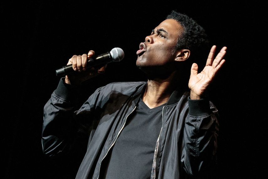 En esta foto de archivo tomada el 15 de mayo de 2017, el estadounidense Chris Rock actúa en el escenario durante la gira Total Blackout Tour en Bass Concert Hall en Austin, Texas. Netflix transmitirá un evento en vivo por primera vez el próximo año con el actor y comediante.