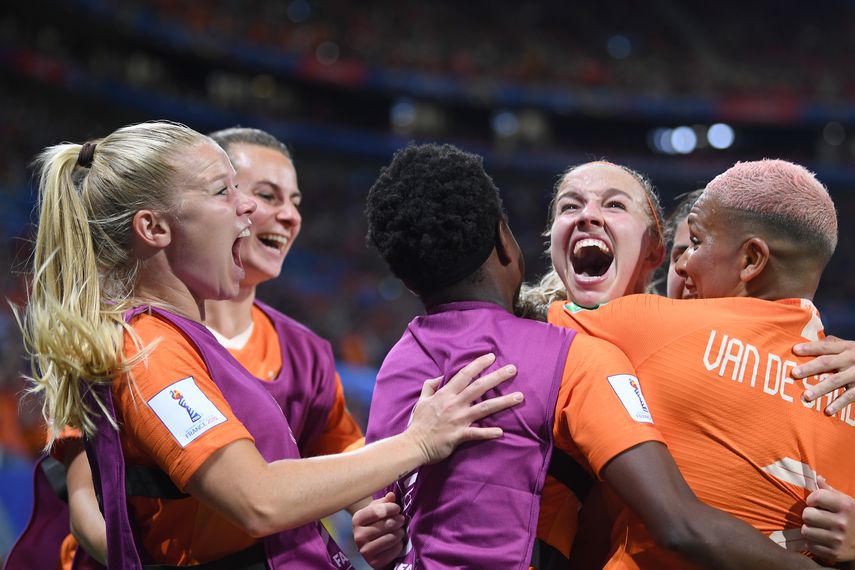 Las jugadoras de Holanda celebran el primer gol de su equipo durante el partido de fútbol de la semifinal de la Copa Mundial Femenina de la FIFA entre Holanda y Suecia en el Estadio Olímpico de Lyon.