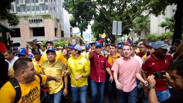 El opositor Henrique Capriles acude a inscribir su postulación a las primarias opositoras.