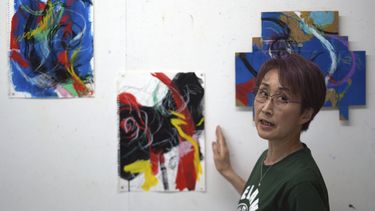 La artista japonesa Miwako Sakauchi habla sobre sus piezas para la exposición Declaración del final de los Juegos Olímpicos en Chiba cerca de Tokio el jueves 10 de junio de 2021. La mayoría de la población y artistas en Japón son escépticos a realizar unos Juegos Olímpicos durante la pandemia.