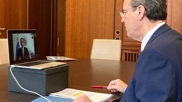 El presidente encargado de Venezuela Juan Guaidó y el secretario de Estado de Alemania , Miguel Bergen, se reúnen por teleconferencia.