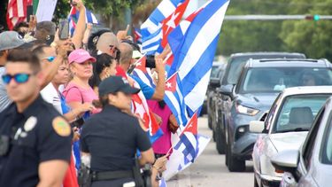 Miamenses en los alrededores del emblemático restaurante Versailles, en La Pequeña Habana, demuestran su respaldo a las manifestaciones en Cuba.