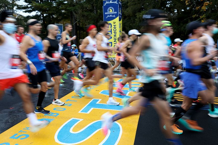 Corredores cruzan la línea de salida de la 125ta edición de la Maratón de Boston, el 11 de octubre de 2021, en Hopkinton, Massachussetts. Atletas del género no binario podrán participar en el Maratón de Londres y Boston para el 2023