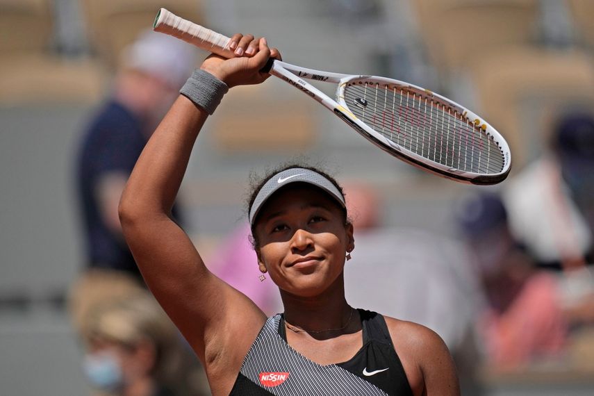 La japonesa Naomi Osaka celebra luego de vencer a la rumana Patricia Maria Tig durante su partido de primera ronda del Abierto de Francia, el domingo 30 de mayo de 2021, en París.