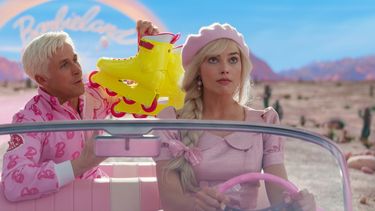 Ryan Gosling y Margot Robbie en una escena de Barbie.