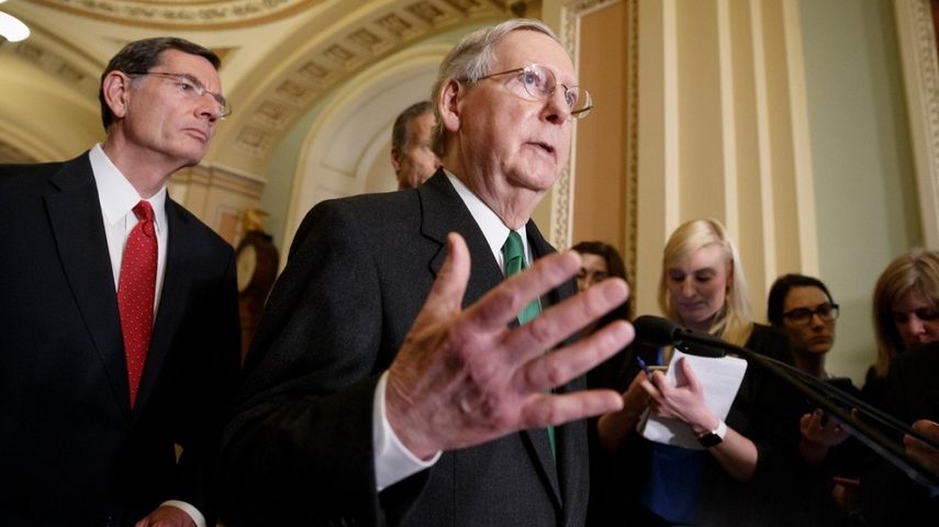 El líder de la mayoría republicana en el Senado, Mitch McConnell, está considerando retrasar la fecha de inicio del debate legislativo que desemboque en la aprobación de una ley que reemplace el llamado Obamacare.