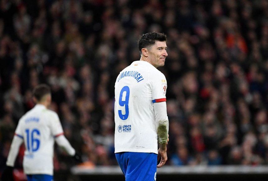El delantero polaco #09 del Barcelona, Robert Lewandowski, reacciona durante el partido de fútbol de la liga española entre el Athletic Club de Bilbao y el FC Barcelona en el estadio de San Mamés de Bilbao el 3 de marzo de 2024. &nbsp;