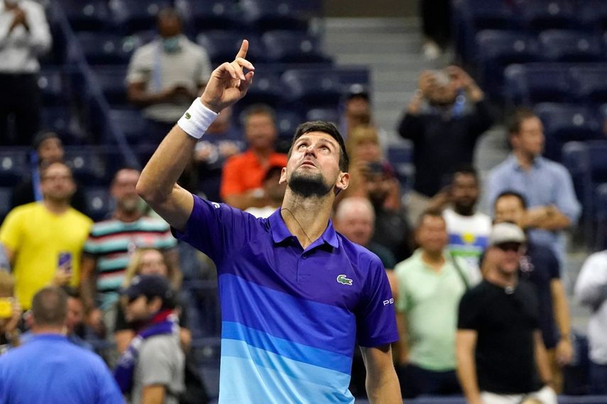 El serbio Novak Djokovic celebra después de derrotar al italiano Matteo Berrettini en los cuartos de final del US Open