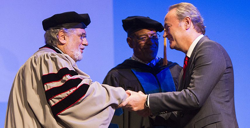 El tenor Plácido Domingo saluda al presidente de la Generalitat Alberto Fabra durante su investidura como doctor honoris causa por la Berklee College of Music. (EFE)