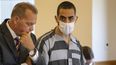 El abogado defensor Nathaniel Barone, a la izquierda, y Hadi Matar, de 24 años, durante una audiencia en el juzgado del condado de Chautauqua, en Mayville, Nueva York, el jueves 18 de agosto de 2022. Matar fue arrestado el 12 de agosto tras saltar a un escenario y apuñalar al escritor Salman Rushdie en el Instituto Chautauqua frente a una multitud horrorizada.