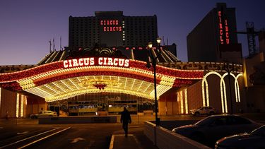Un hombre camina frente al hotel y casino Circus Circus en Las Vegas, 4 de febrero de 2021. El coronavirus está transformando a Las Vegas. un destino turístico conocido por las luces y las multitudes, en un lugar más apacible.