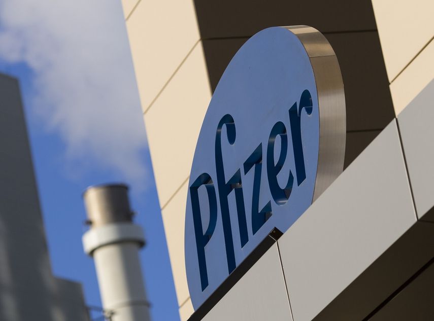 En esta foto de archivo tomada el 18 de marzo de 2017, se ve un letrero de la compañía farmacéutica Pfizer en un edificio en Cambridge, Massachusetts.&nbsp;