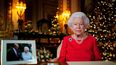 Una imagen publicada el 23 de diciembre de 2021 muestra a la reina Isabel II de Gran Bretaña posando para una fotografía mientras grababa su mensaje anual del día de Navidad, con una fotografía de ella y de su difunto esposo, el príncipe Felipe de Gran Bretaña, duque de Edimburgo, tomada en 2007 en Broadlands, para marcan su aniversario de bodas de diamantes, en el White Drawing Room del Castillo de Windsor, al oeste de Londres. &nbsp;