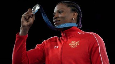 La medallista de plata panameña Atheyna Bylon posa durante la ceremonia de entrega de medallas de la final de boxeo femenina de 75 kg en los Juegos Olímpicos de Verano de 2024, el sábado 10 de agosto de 2024, en París, Francia.