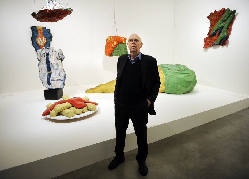 El escultor estadounidense de origen sueco Claes Oldenburg, pionero del movimiento pop-art, ha fallecido a los 93 años y conocido por sus gigantescas obras que representan objetos cotidianos como hamburguesas, barras de labios y enchufes eléctricos.