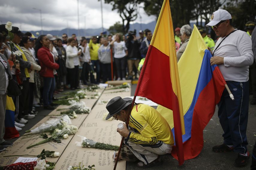 Ciudadanos dejan mensajes durante un homenaje a los cadetes muertos por la explosión del carro bomba contra la Escuela de Cadetes de la Policía General Santander.