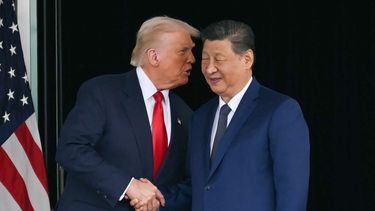 El presidente de Estados Unidos Donald J. Trump le habla a su homólogo de China Xi Jinping durante un encuentro bilateral.