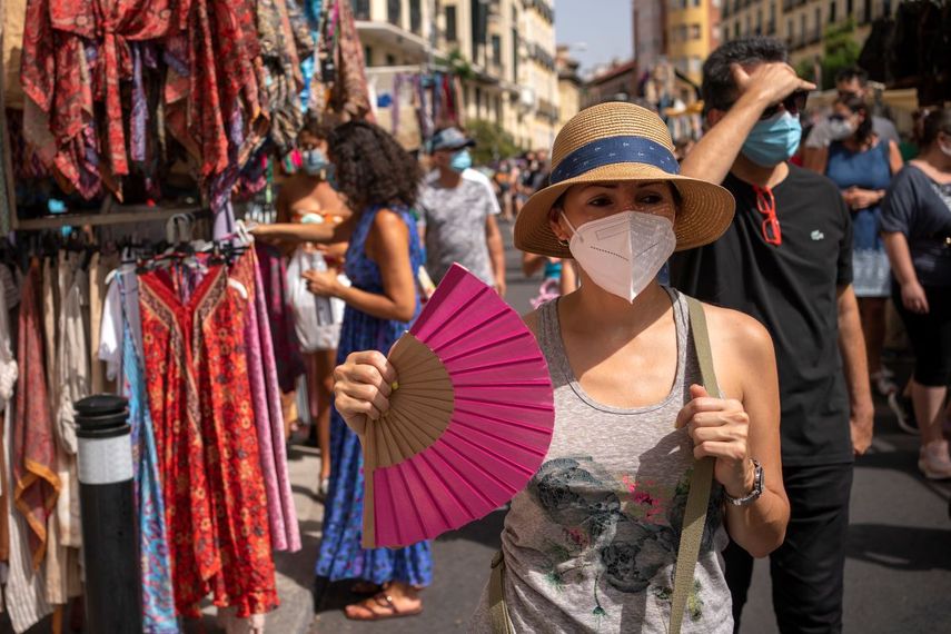 Una mujer se refresca con un abanico en Madrid, España, el domingo 15 de agosto de 2021.
