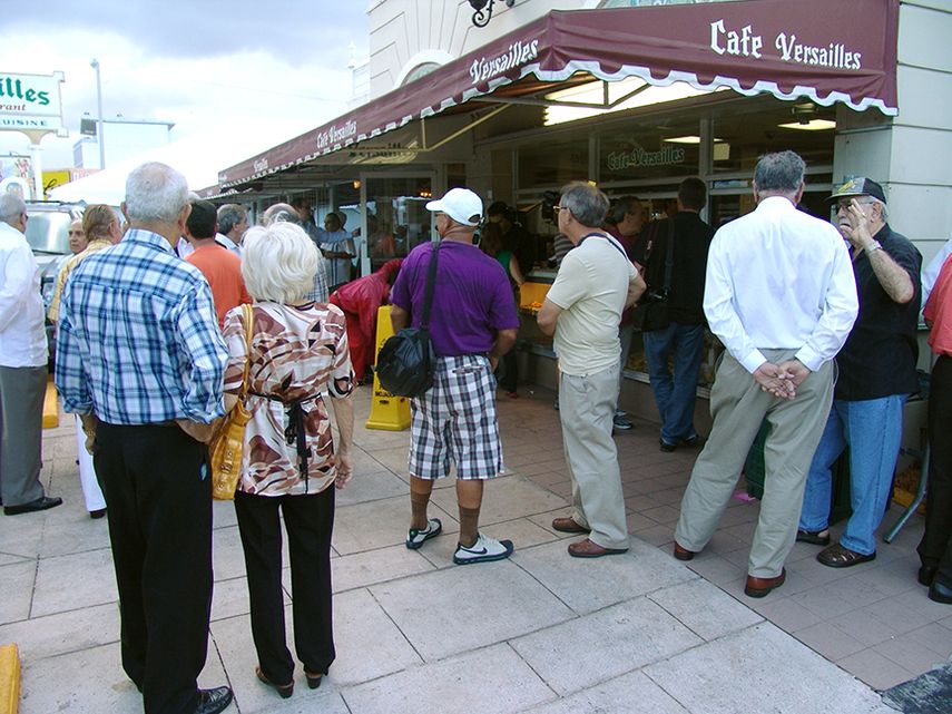 En Café Versailles los cubanos de a pie suelen reunirse para conversar, y también discutir, sobre los temas relacionados con Cuba y su régimen político. (J.HDEZ.)