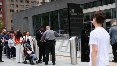 Personas hacen cola en espera para ingresar al tribunal de inmigración en el Edificio Federal Jacob Javits en Manhattan, en la ciudad de Nueva York.