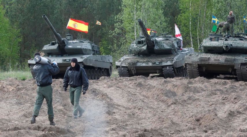 Soldados con sus tanques participan en el ejercicio Lanza de Hierro 2026 de la OTAN en el campo de entrenamiento de Adazi, Letonia.
