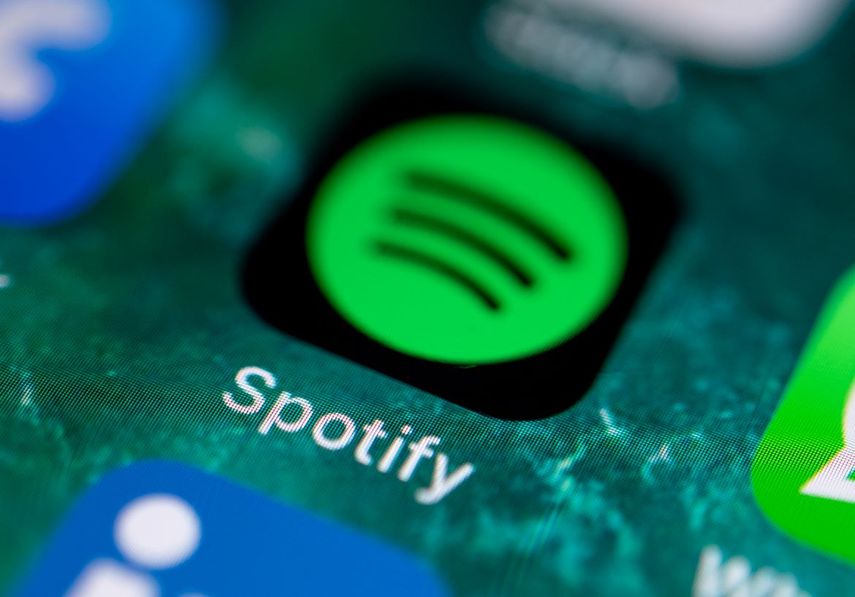 El icono de la aplicación del servicio de música Spotify se puede ver en la pantalla de un iPhone.