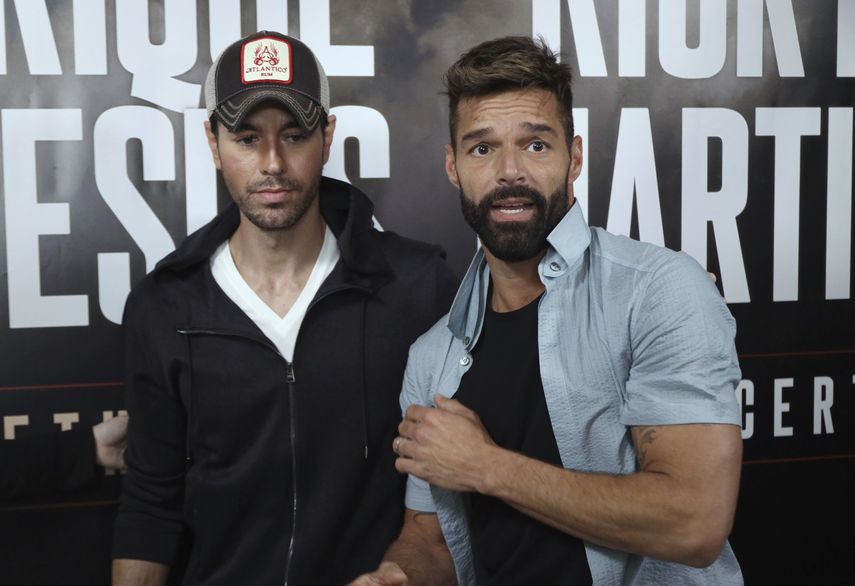 Ricky Martin, a la derecha, y Enrique Iglesias posan al llegar a una conferencia de prensa en West Hollywood, California, para anunciar los detalles de su primera gira conjunta, el mi&eacute;rcoles cuatro de marzo del 2020.