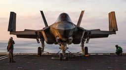 Un avión de la fuerza aérea de Estados Unidos en el portaaviones USS Abraham Lincoln. Un avión de la fuerza aérea de Estados Unidos en el portaaviones USS Abraham Lincoln.