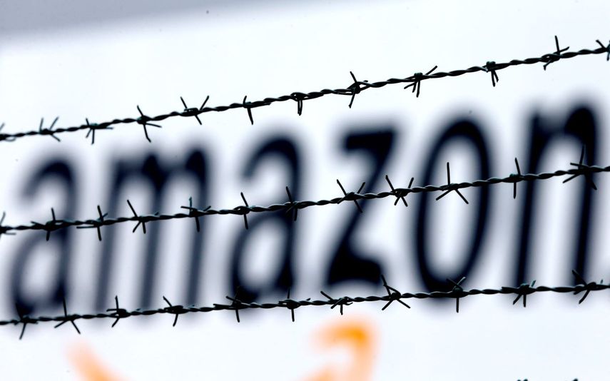 El logo de Amazon se ve al fondo en un centro de logística de la empresa en Rheinberg, Alemania.