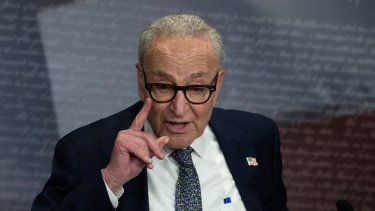 El líder de la minoría en el Senado, Chuck Schumer, habla con los medios de prensa en el Capitolio.