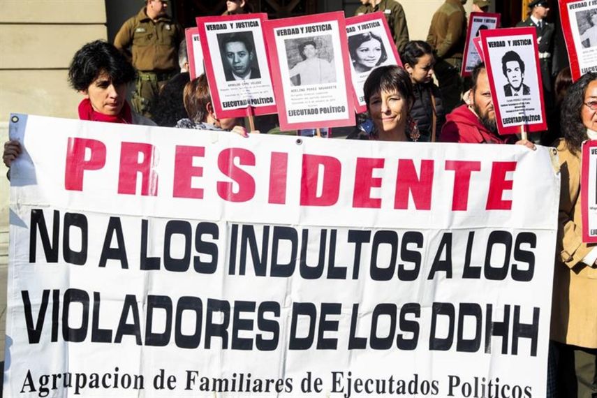 Representantes de la Agrupación de Familiares Ejecutados Políticos (AFEP) protestan junto a parlamentarios de la oposición&nbsp;&nbsp;frente a la entrada de los Tribunales de Justicia, en Santiago de Chile&nbsp;