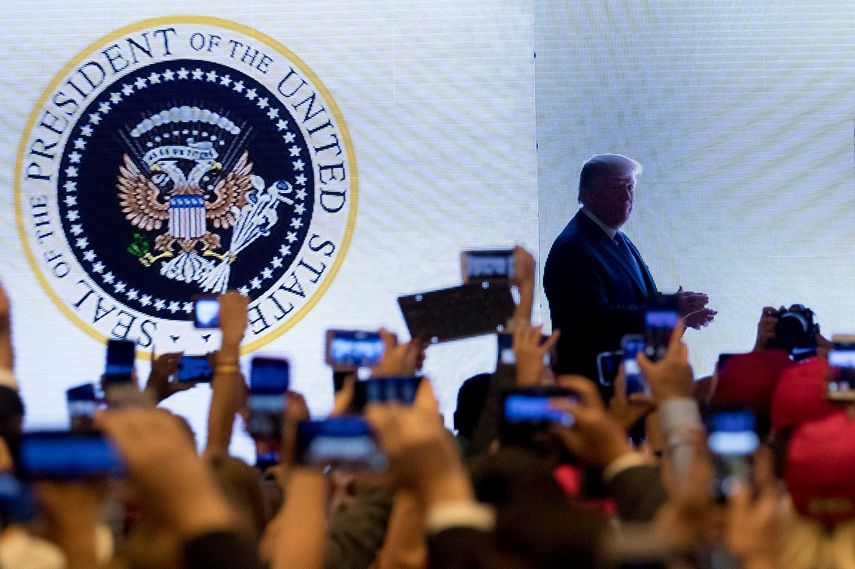 En esta fotograf&iacute;a del 23 de julio de 2019, el presidente Donald Trump sube al estrado en una cumbre juvenil del grupo conservador Turning Point USA en Washington. Sobre el fondo se ve un sello presidencial en el que el &aacute;guila est&aacute; agarrando palos de golf en lugar de flechas.&nbsp;