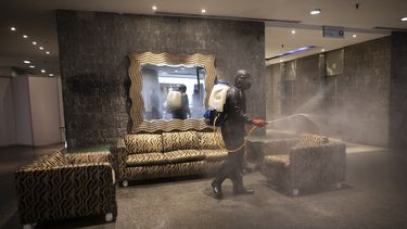 Un trabajador municipal desinfecta el vestíbulo del hotel Alba el miércoles 7 de abril de 2021, el cual será utilizado para atender a pacientes con COVID-19, en Caracas, Venezuela.&nbsp;