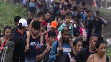 Migrantes llegan a la localidad panameña de Bajo Chiquito, el primer punto de control tras cruzar la selva del Darién, en la provincia homónima, el 22 de septiembre de 2023