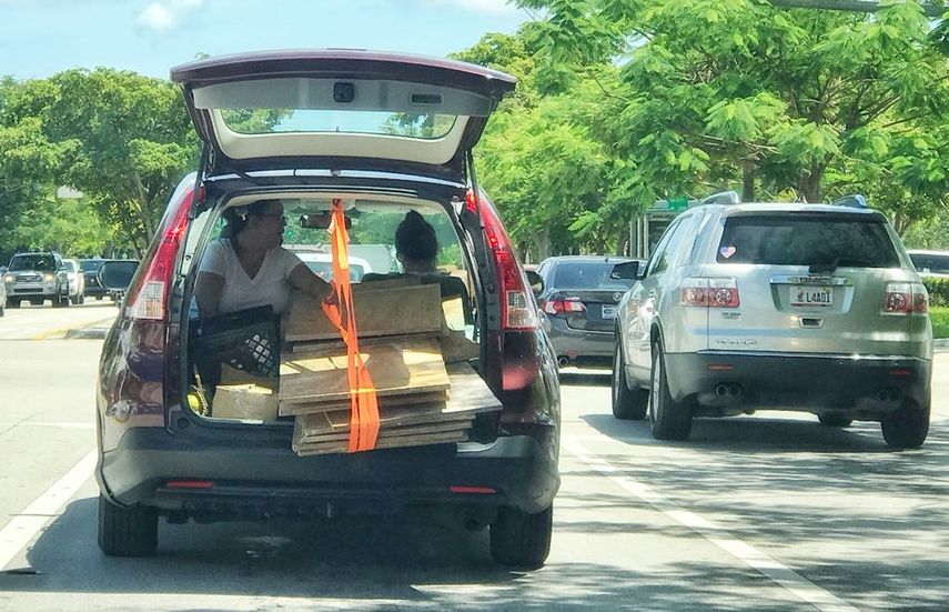 Desde tempranas horas los habitantes de Miami intentan adquirir los materiales necesarios para proteger sus viviendas.