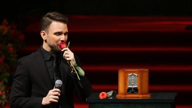 El cantante Jas Devael se presenta durante el homenaje a Juan Gabriel.&nbsp;