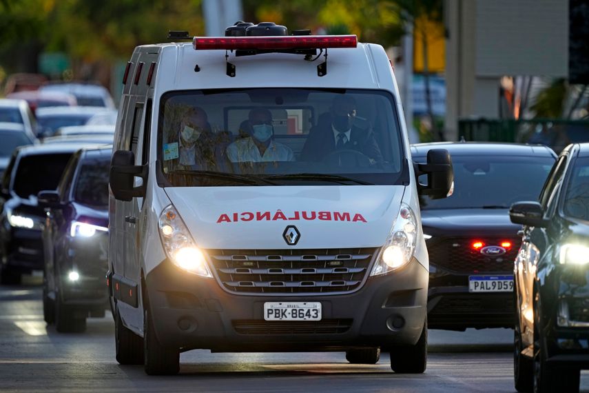 Una ambulancia traslada al presidente brasileño Jair Bolsonaro, de un Hospital de las Fuerzas Armadas, donde lo habían internado, a una base de la fuerza aérea, para llevarlo a Sao Paulo, el miércoles 14 de julio de 2010.