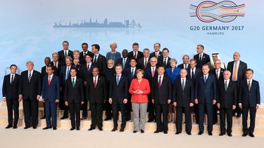 En la primera fila de izquierda a derecha: el presidente francés, Emmanuel Macron, el presidente estadounidense, Donald J. Trump, el presidente indonesio, Joko Widodo, el presidente mexicano, Enrique Peña Nieto, el presidente sudafricano, Jacob Zouma, el presidente argentino, Mauricio Macri, la canciller alemana, Angela Merkel, el presidente chino, Xi Jinping, el presidente ruso Vladimir Putin, el presidente turco, Recep Tayyip Erdogan, el presidente brasileño, Michel Temer, el presidente surcoreano, Moon Jae-in y otros participantes posan para una foto de familia durante la sesión plenaria de la cumbre de líderes de estado y gobierno del&nbsp;G20, en Hamburgo (Alemania).