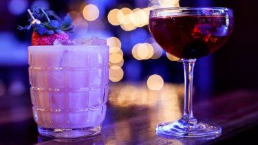 Los cocteles Peanut Butter Jelly Thyme, a la izquierda, y una Mejor taza de café en Manhattan, que contienen whisky, presentados en el salón de cocteles Baltimore Spirits Company, el miércoles 8 de febrero de 2023, en Baltimore.&nbsp;