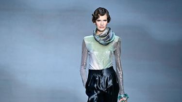 Una modelo camina por la pasarela del desfile de Giorgio Armani durante la Semana de la Moda de Milán Ropa de mujer Primavera/Verano 2024 el 24 de septiembre de 2023 en Milán. El lujo sobrio lidera las tendencias del próximo año.