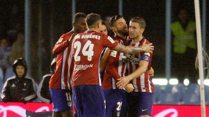Los jugadores del Atlético de Madrid celebran el gol de Yannick Carrasco al Celta de Vigo. (EFE)
